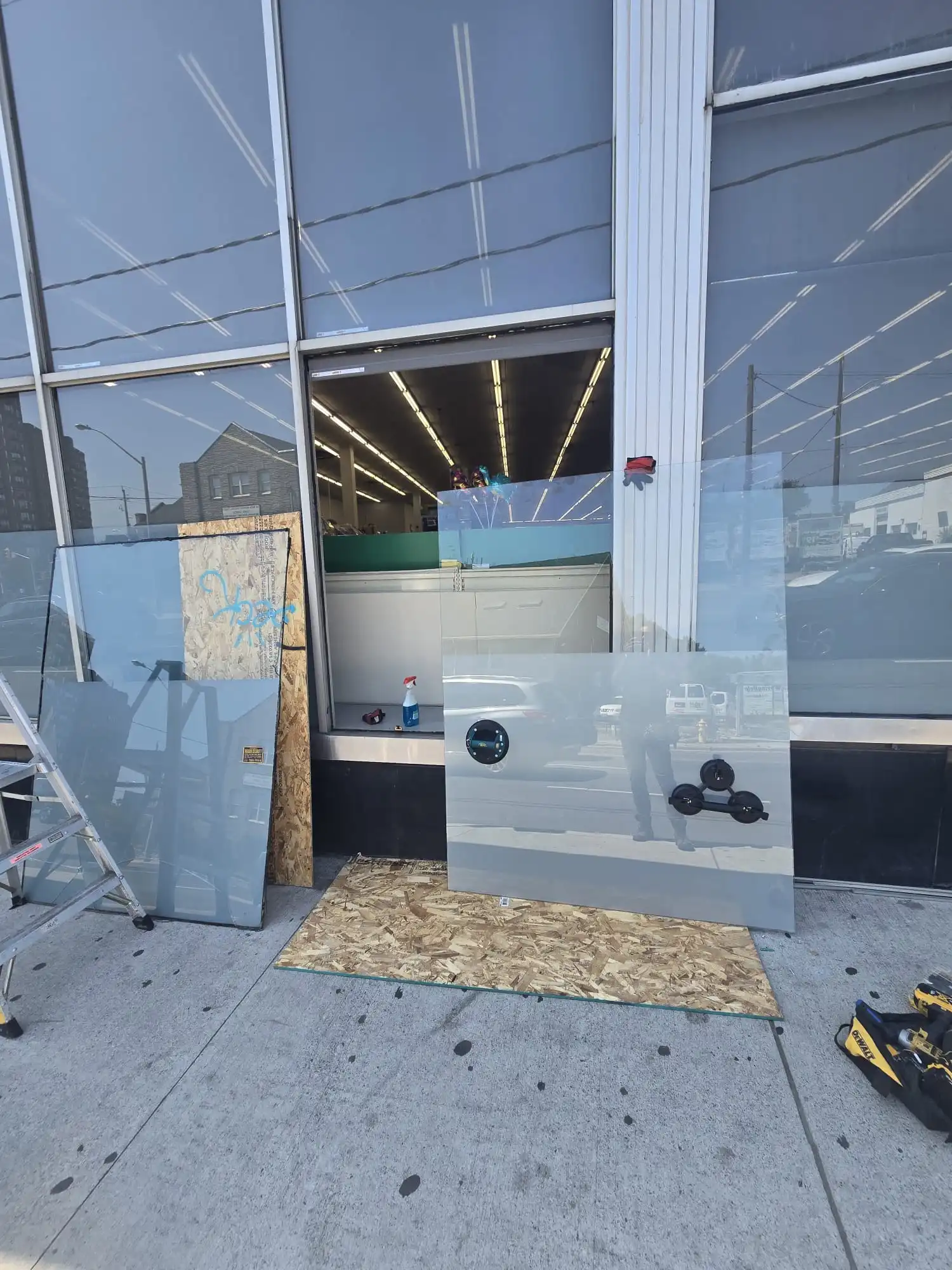 commercial glass repair and replacment done perfectly